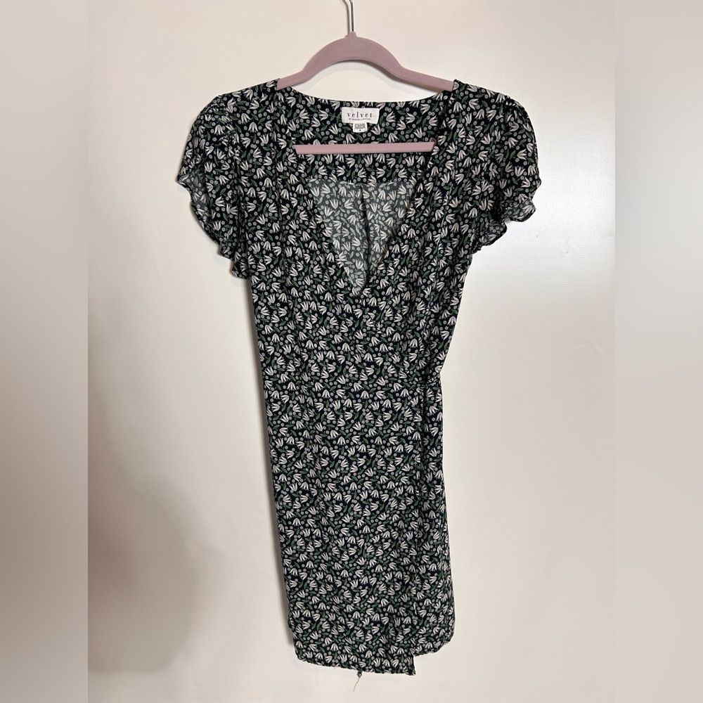 Velvet by Graham and Spencer Floral Wrap Dress -‎ Small